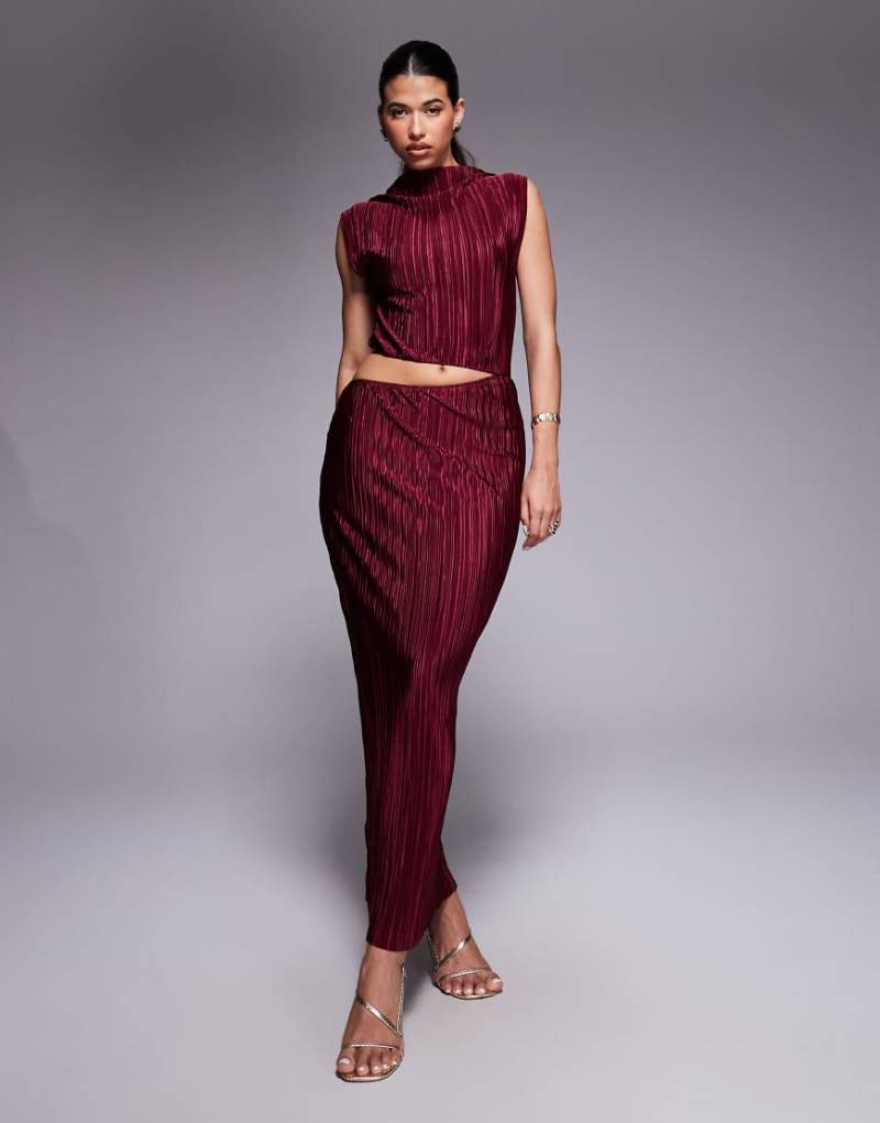 ASOS DESIGN - Plissee-Maxikleid in Burgunderrot mit Zierausschnitt von ASOS DESIGN