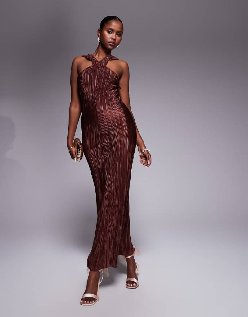 ASOS DESIGN - Plissee-Maxikleid in Schokobraun mit überkreuzter Vorder- und drapierter Rückseite von ASOS DESIGN