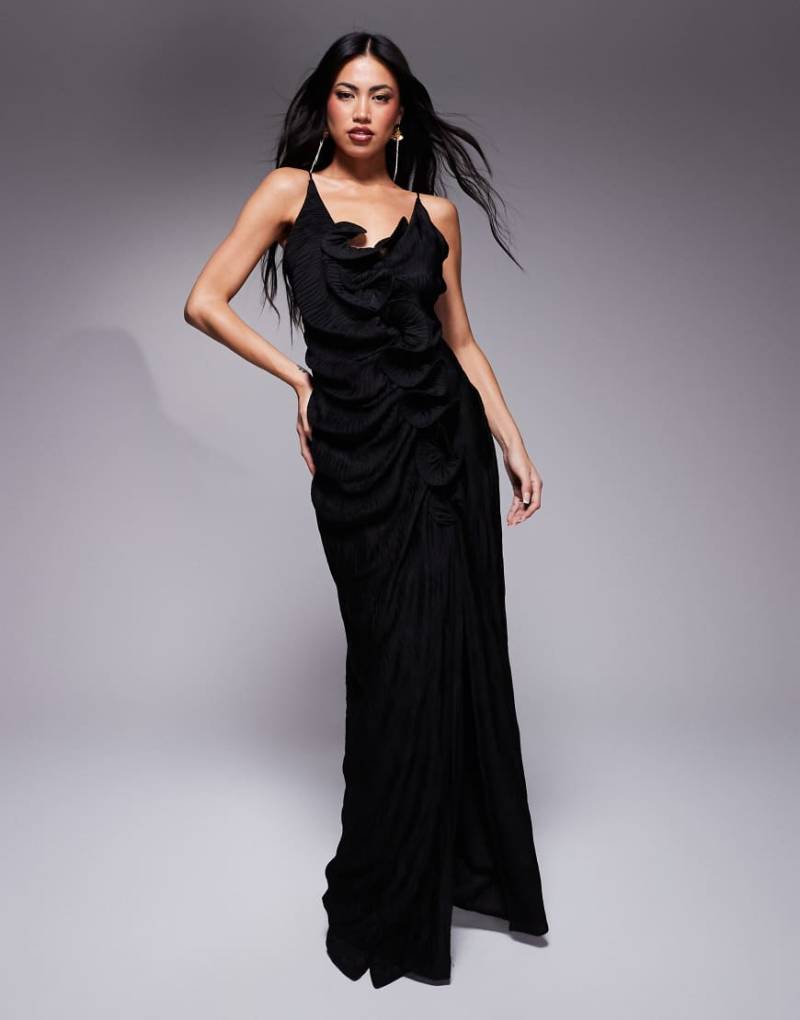 ASOS DESIGN - Plissee-Maxikleid in Schwarz mit schmalen Trägern und gerüschten Ansteckblumen im Wasserfall-Design von ASOS DESIGN