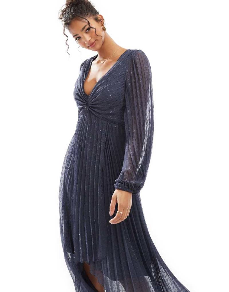 ASOS DESIGN - Plissee-Midikleid aus Metallic-Dobbystoff in verwaschenem Marineblau mit Wickelrock-Bunt von ASOS DESIGN