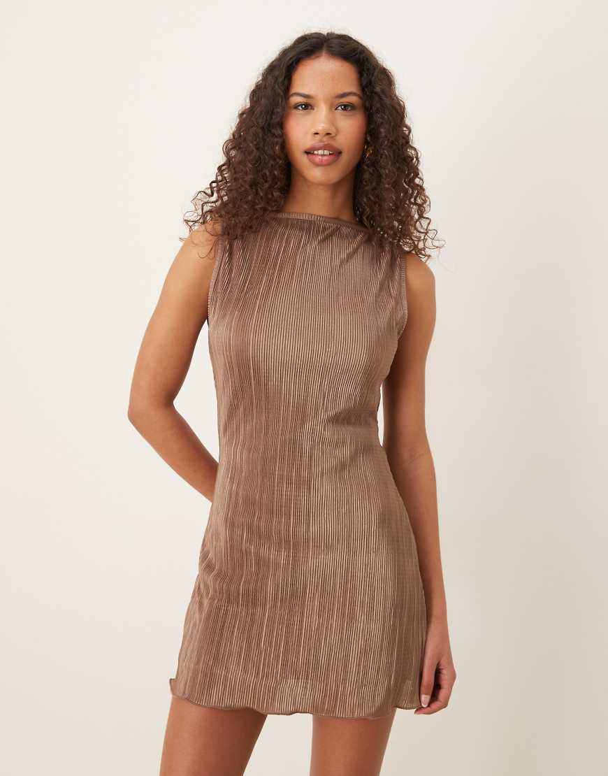 ASOS DESIGN - Plissee-Minikleid in Braun mit U-Boot-Ausschnitt von ASOS DESIGN