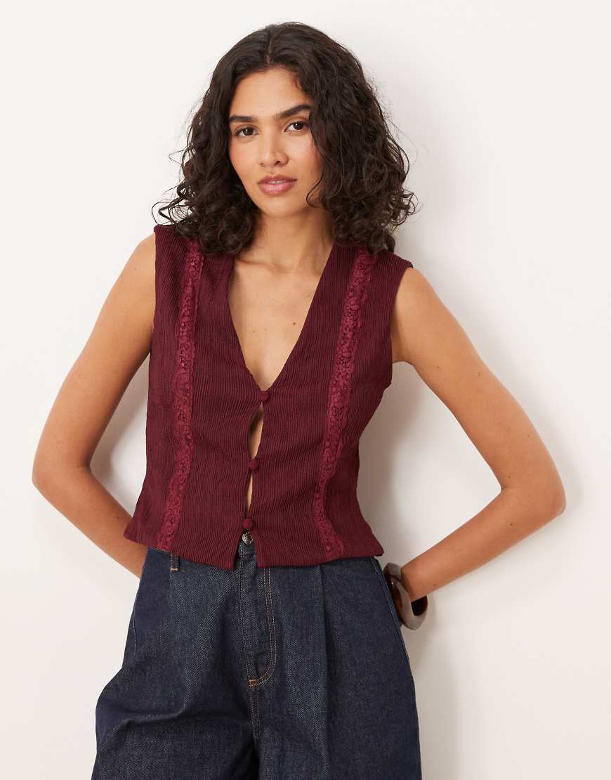ASOS DESIGN - Plissee-Weste in Burgunderrot mit Spitzenbesatz von ASOS DESIGN