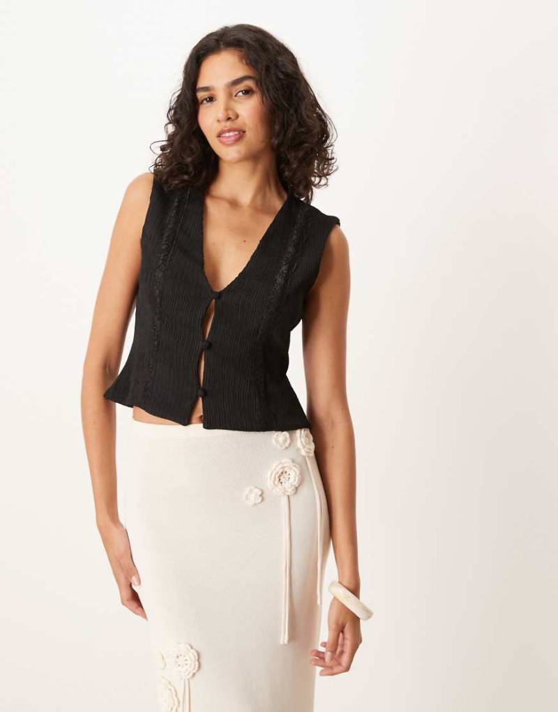 ASOS DESIGN - Plissee-Weste in Schwarz mit Spitzenbesatz von ASOS DESIGN