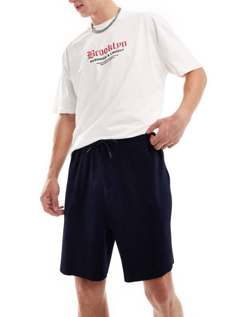 ASOS DESIGN - Plissierte, strukturierte Oversize-Shorts in Marineblau von ASOS DESIGN