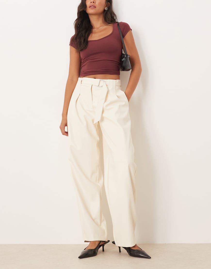 ASOS DESIGN - Plissierte Barrel-Leg-Hose aus Kunstleder in Knochenweiß mit Gürtel ASOS DESIGN - Plissierte Barrel-Leg-Hose aus Kunstleder in Knochenweiß mit Gürtel von ASOS DESIGN