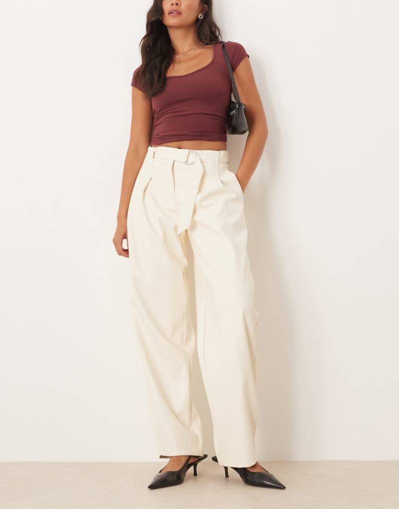 ASOS DESIGN - Plissierte Barrel-Leg-Hose aus Kunstleder in Knochenweiß mit Gürtel ASOS DESIGN - Plissierte Barrel-Leg-Hose aus Kunstleder in Knochenweiß mit Gürtel von ASOS DESIGN