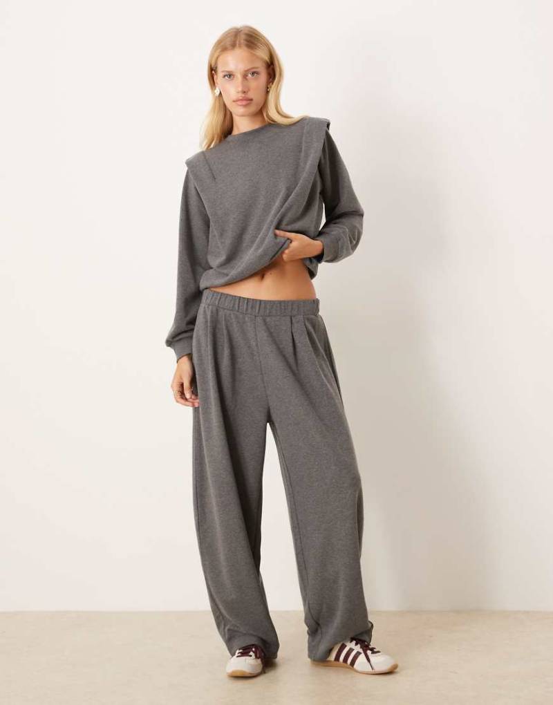ASOS DESIGN - Plissierte Barrel Leg Jogginghose in Dunkelgrau mit niedrigem Bund, Kombiteil von ASOS DESIGN