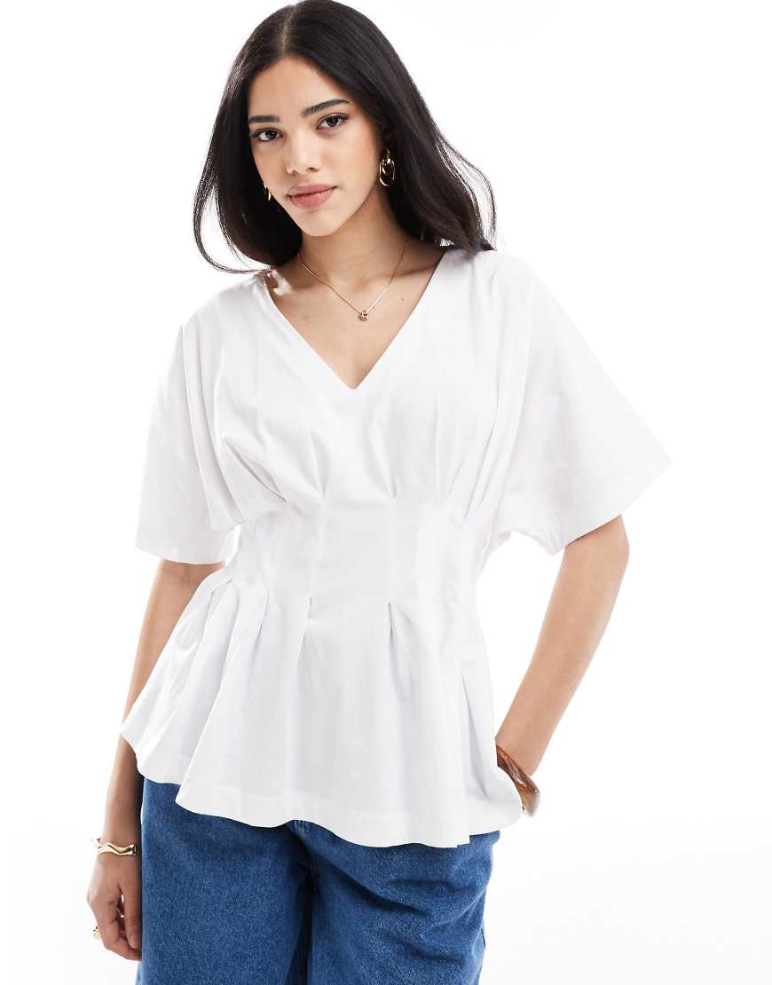 ASOS DESIGN - Plissierte Bluse in Weiß mit V-Ausschnitt von ASOS DESIGN