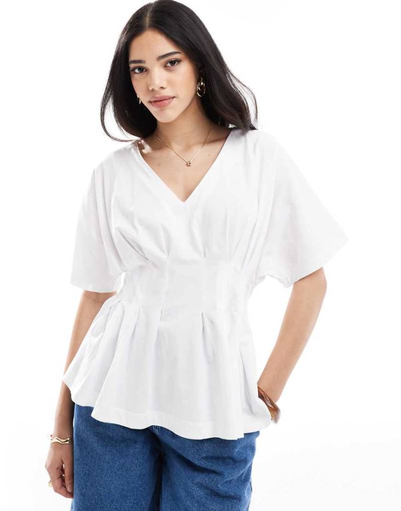 ASOS DESIGN - Plissierte Bluse in Weiß mit V-Ausschnitt von ASOS DESIGN