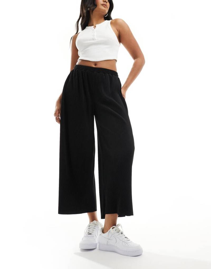ASOS DESIGN - Plissierte Culotte-Hose in Schwarz mit weitem Bein von ASOS DESIGN