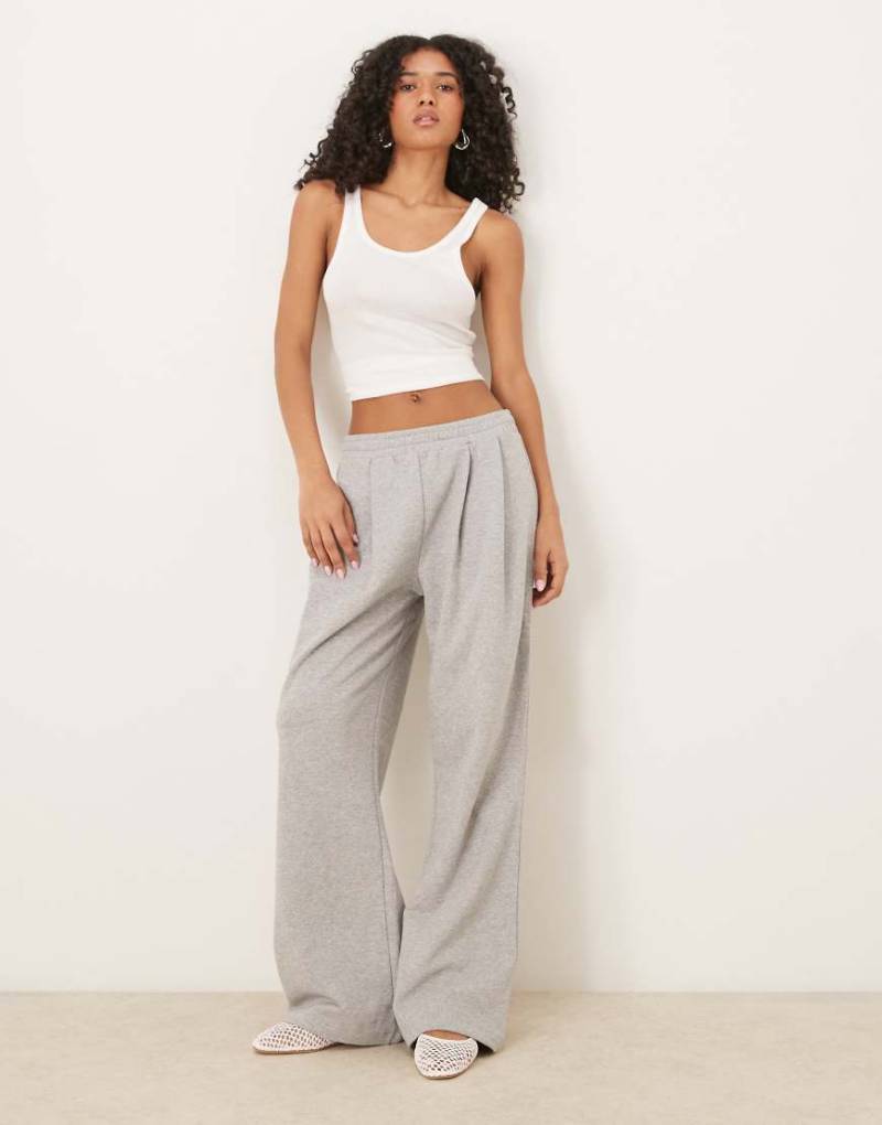 ASOS DESIGN - Plissierte Freizeithose mit geradem Schnitt in Kalkgrau von ASOS DESIGN