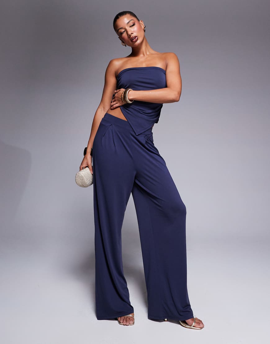 ASOS DESIGN - Weiche Hose in Tintenblau mit Bundfalten und weitem Bein, Kombiteil ASOS DESIGN - Weiche Hose in Tintenblau mit Bundfalten und weitem Bein, Kombiteil von ASOS DESIGN