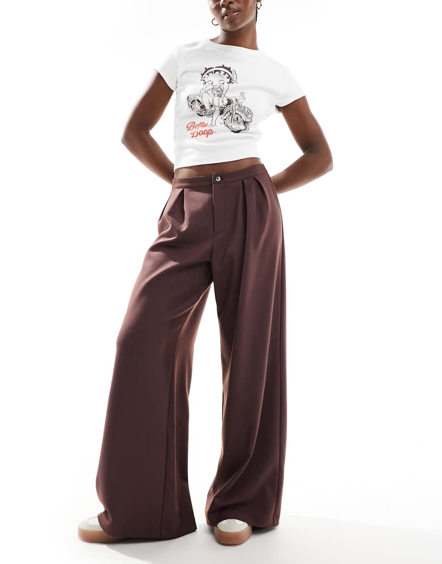 ASOS DESIGN - Plissierte Hose in Burgunderrot mit Fischgrätmuster, tief sitzendem Bund und weitem Bein von ASOS DESIGN
