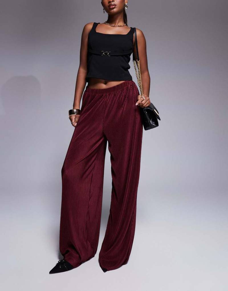 ASOS DESIGN - Plissierte Hose in Burgunderrot mit regulärer Länge von ASOS DESIGN