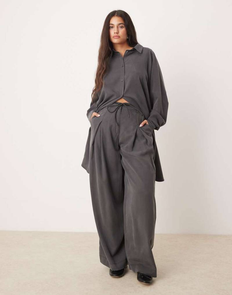ASOS DESIGN - Plissierte Hose in Grau mit weitem Bein und Bindeband, Kombiteil von ASOS DESIGN