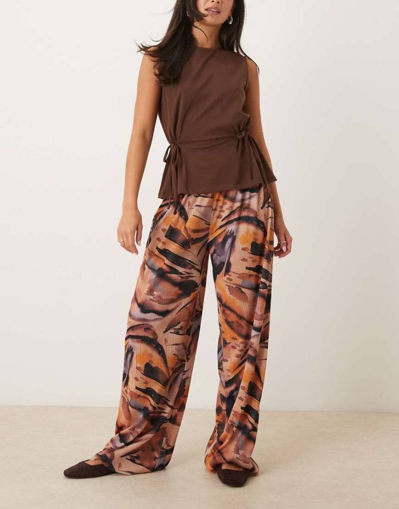 ASOS DESIGN - Plissierte Hose in Orange mit Marmorprint und weitem Bein von ASOS DESIGN