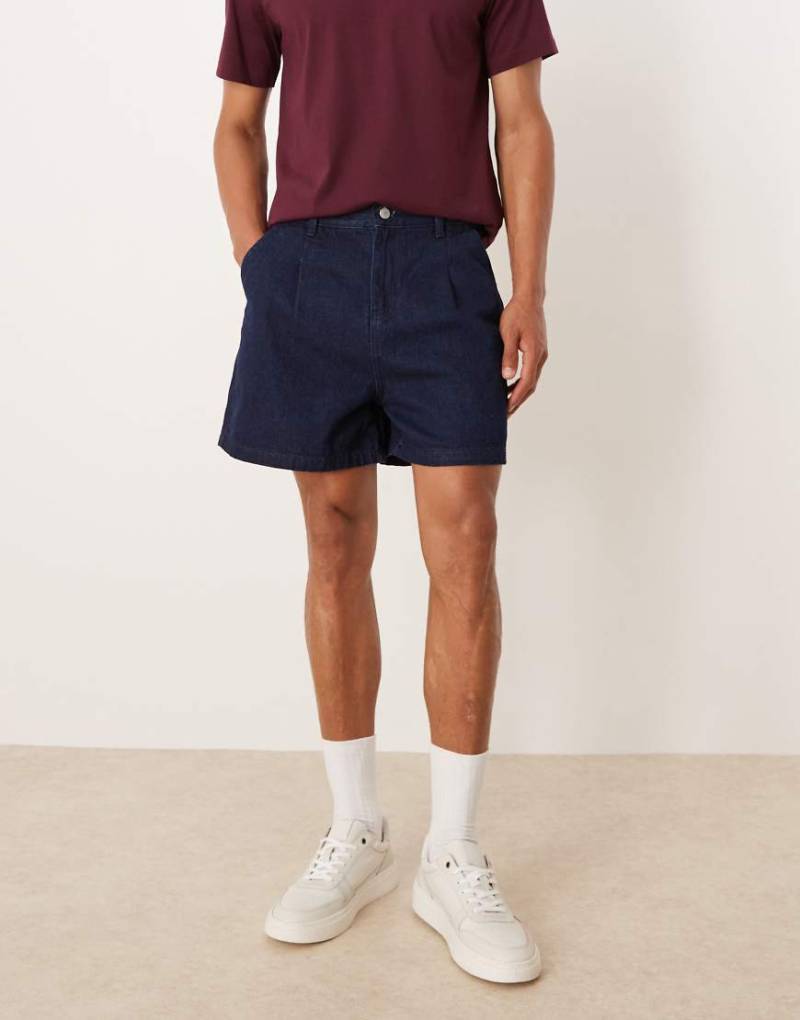 ASOS DESIGN - Plissierte Jeans-Shorts in Raw-Waschung in kürzerer Länge-Blau von ASOS DESIGN