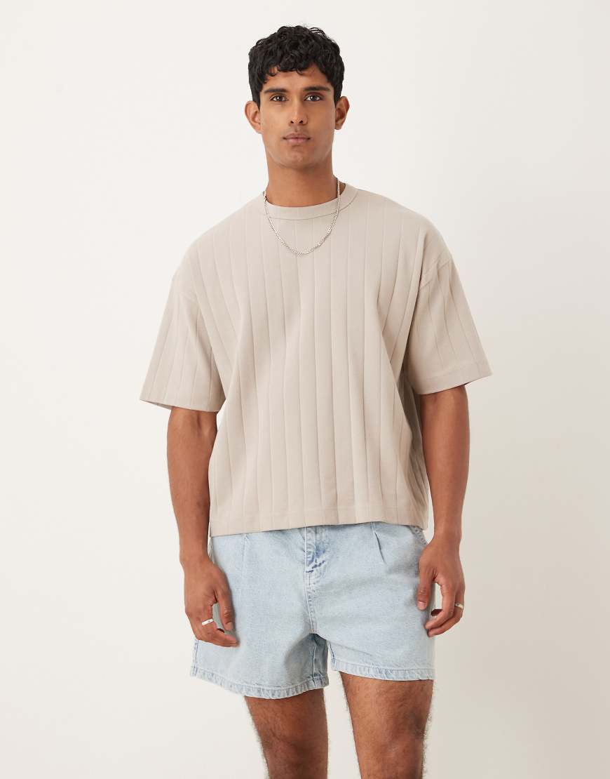 ASOS DESIGN - Plissierte Jeans-Shorts in hellblauer Waschung in kürzerer Länge ASOS DESIGN - Plissierte Jeans-Shorts in hellblauer Waschung in kürzerer Länge von ASOS DESIGN