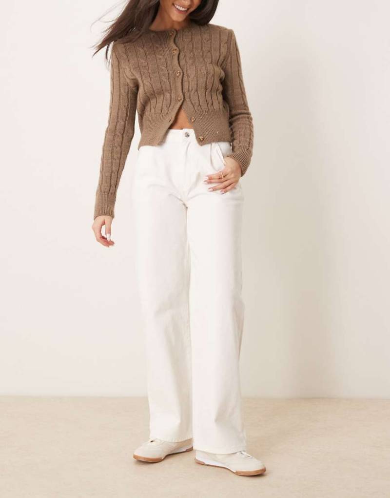 ASOS DESIGN - Plissierte Jeans in Wollweiß mit weitem Bein von ASOS DESIGN