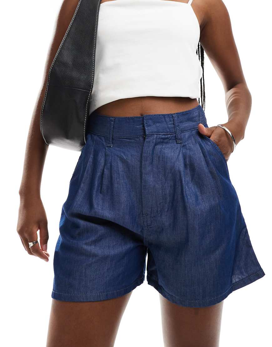 ASOS DESIGN - Plissierte Shorts aus weichem Denim mit tintenblauer Waschung ASOS DESIGN - Plissierte Shorts aus weichem Denim mit tintenblauer Waschung von ASOS DESIGN