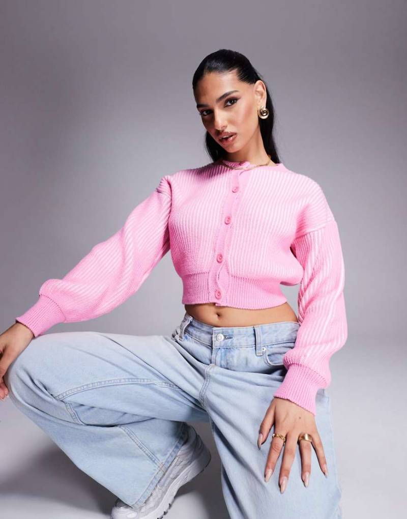 ASOS DESIGN - Plissierte Strickjacke in Rosa mit geripptem Saum von ASOS DESIGN