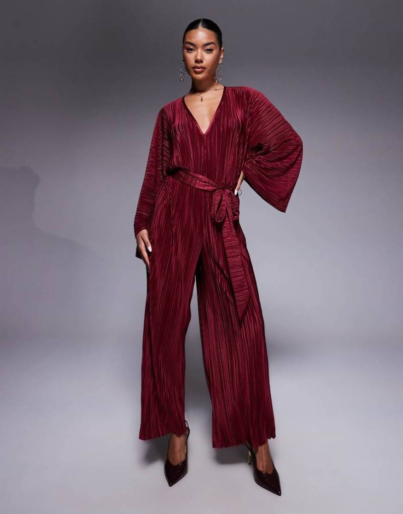 ASOS DESIGN - Plissierter Jumpsuit in Burgunderrot mit V-Ausschnitt, hinten gebundenem Taillenband und weitem Bein von ASOS DESIGN