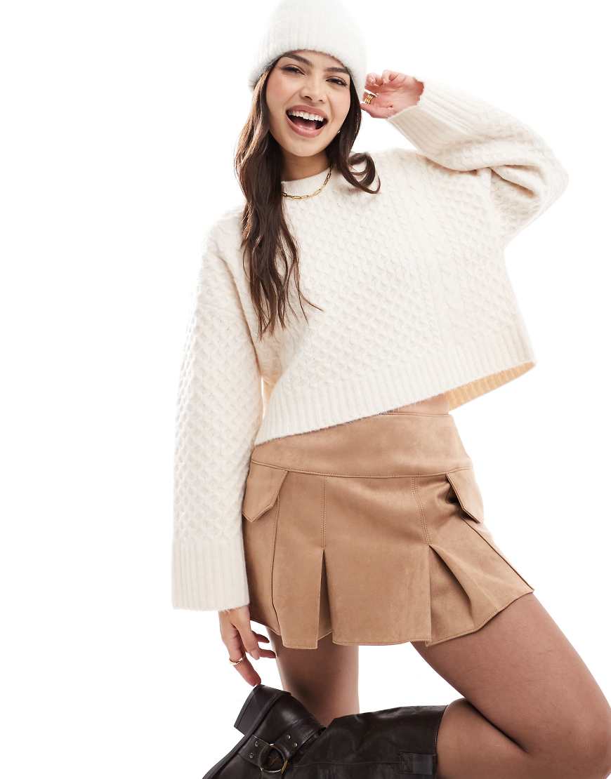 ASOS DESIGN - Plissierter Minirock aus Kunstleder in Hellbraun mit Tasche von ASOS DESIGN