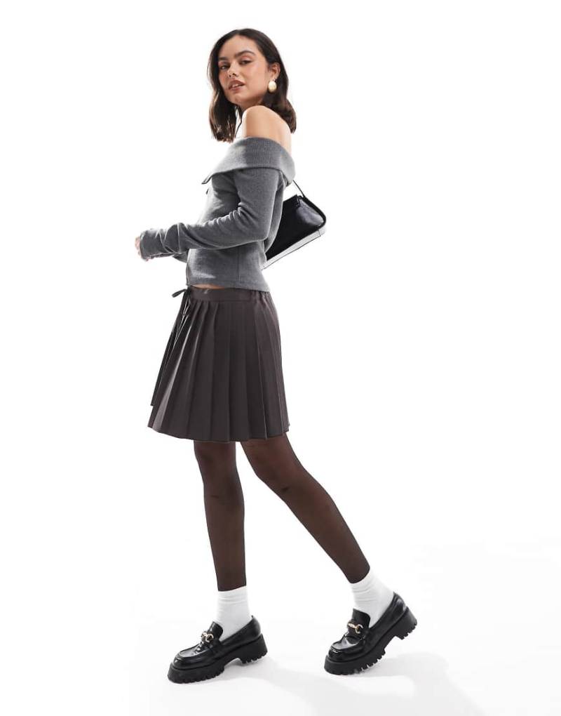 ASOS DESIGN - Plissierter Minirock in Schokobraun mit Bindegürtel von ASOS DESIGN