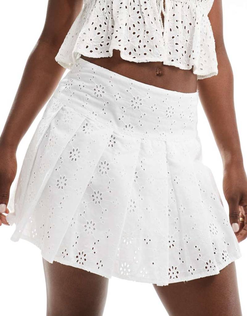 ASOS DESIGN - Plissierter Minirock in Weiß mit Lochstickerei von ASOS DESIGN