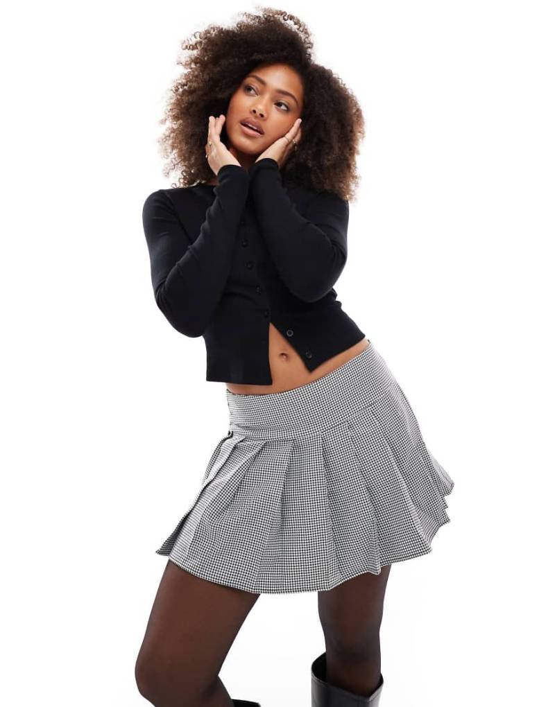 ASOS DESIGN - Plissierter Minirock mit Karomuster in Schwarz und Weiß kariert-Bunt von ASOS DESIGN