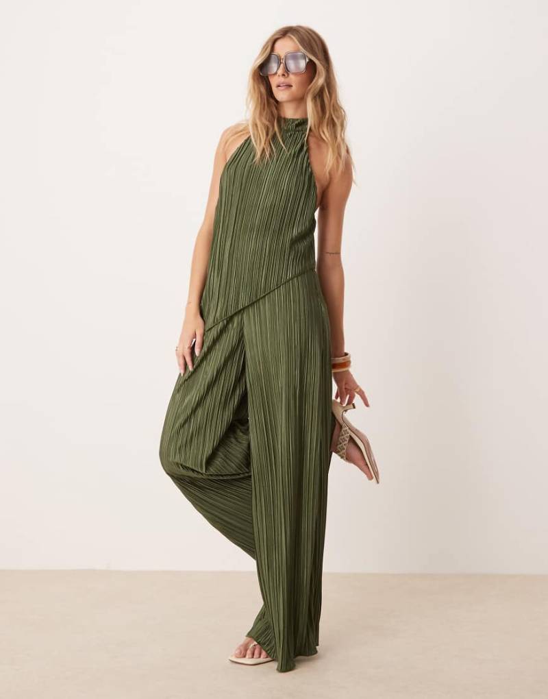 ASOS DESIGN - Plissierter Neckholder-Jumpsuit in Khaki mit weitem Bein-Grün von ASOS DESIGN