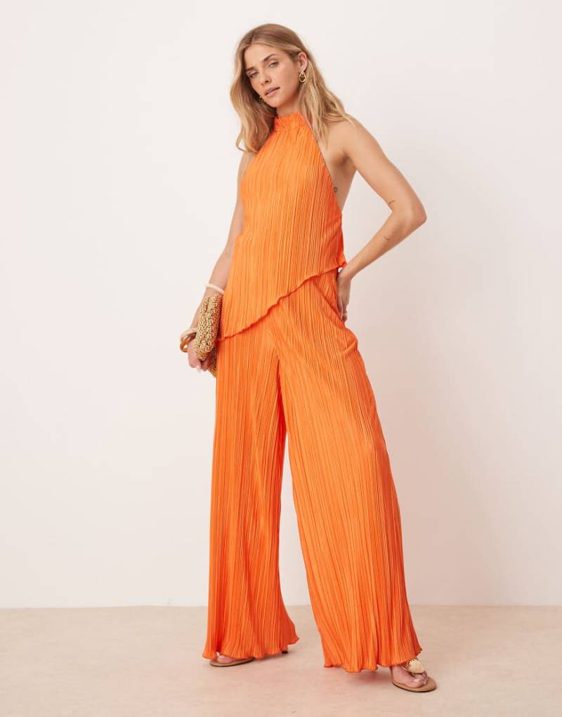 ASOS DESIGN - Plissierter Neckholder-Jumpsuit in Orange mit weitem Bein von ASOS DESIGN