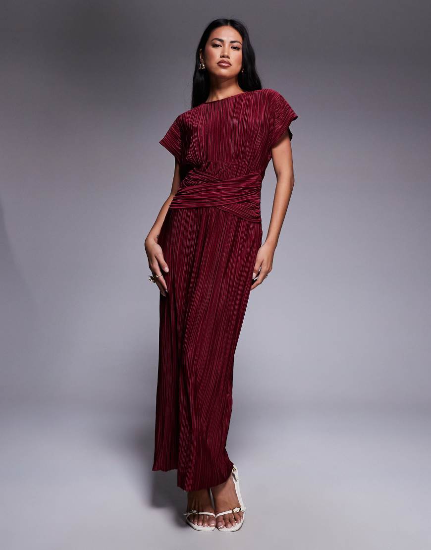 ASOS DESIGN - Plissiertes, ärmelloses Maxikleid in Weinrot mit verdrehtem Detail vorn von ASOS DESIGN