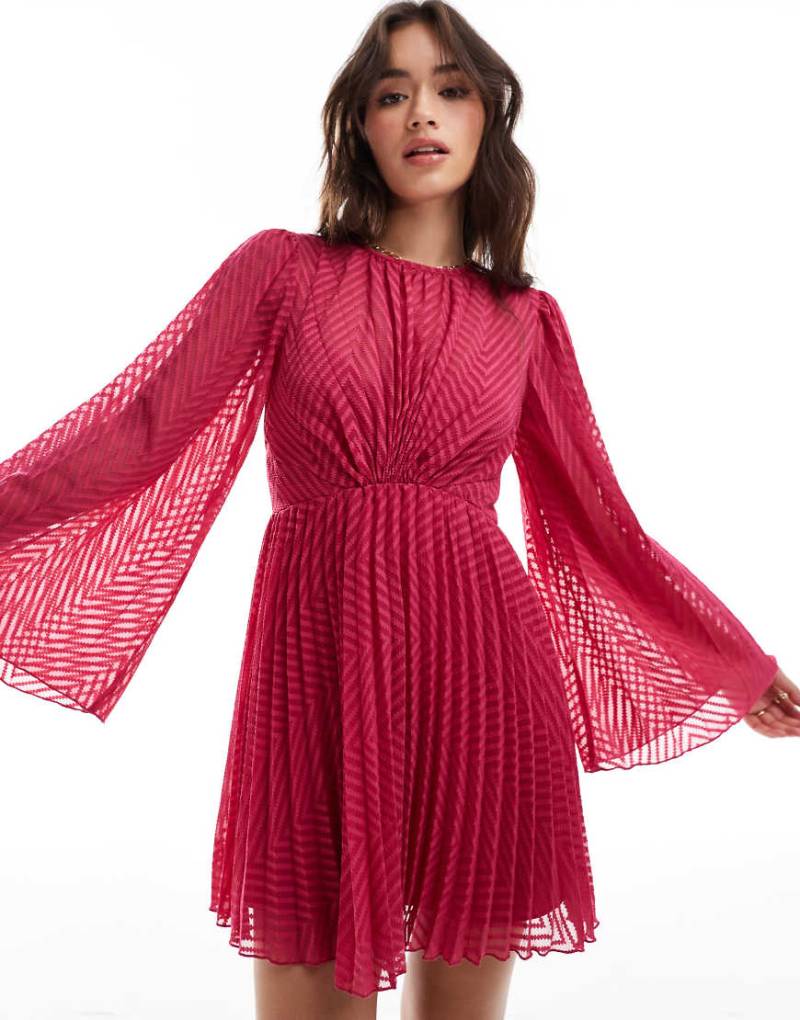 ASOS DESIGN - Plissiertes, hinten gebundenes Chiffon-Minikleid in Rot mit Trompetenärmeln und Zickzackstreifen von ASOS DESIGN