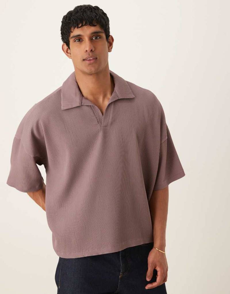 ASOS DESIGN - Plissiertes Boxy Fit Oversize-Polohemd in verwaschenem Lila mit überschnittener Schulter von ASOS DESIGN
