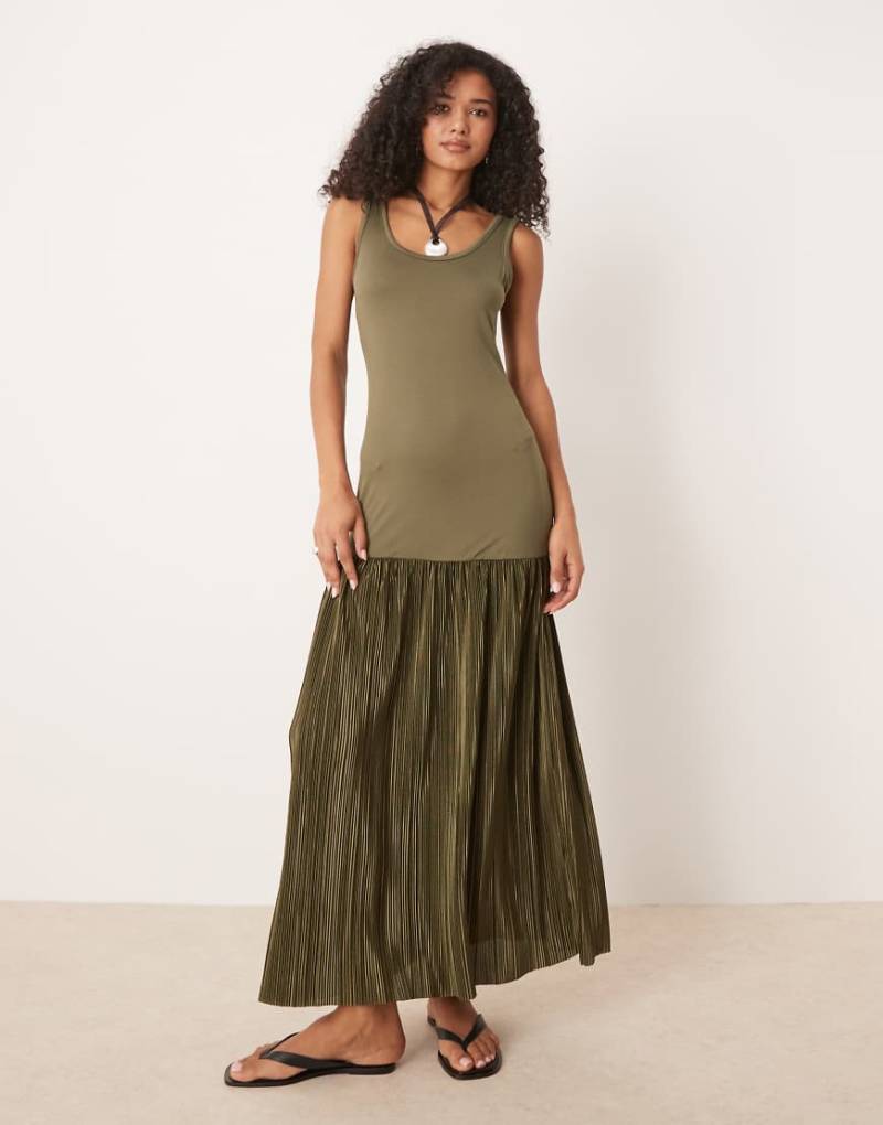 ASOS DESIGN - Plissiertes Hybrid-Maxikleid in Grün mit U-Auschnitt und Ringerrücken von ASOS DESIGN