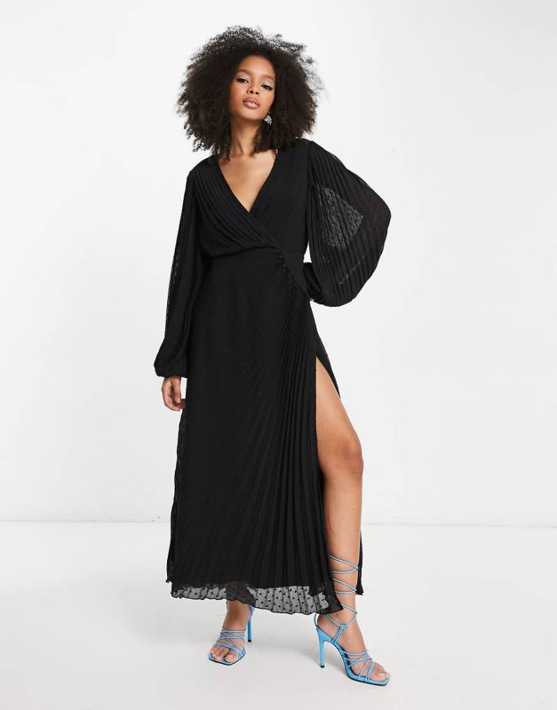 ASOS DESIGN - Plissiertes Maxi-Wickelkleid in Schwarz mit Knopfdetail von ASOS DESIGN