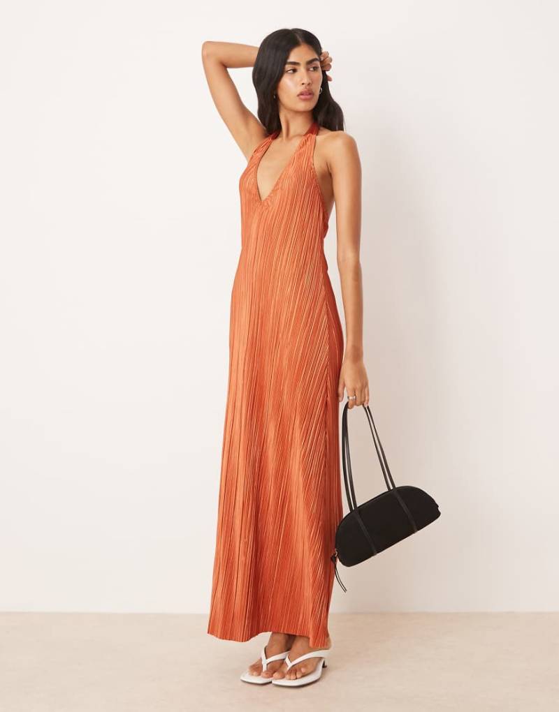 ASOS DESIGN - Plissiertes Maxikleid in Rostrot mit Neckholder-Orange von ASOS DESIGN