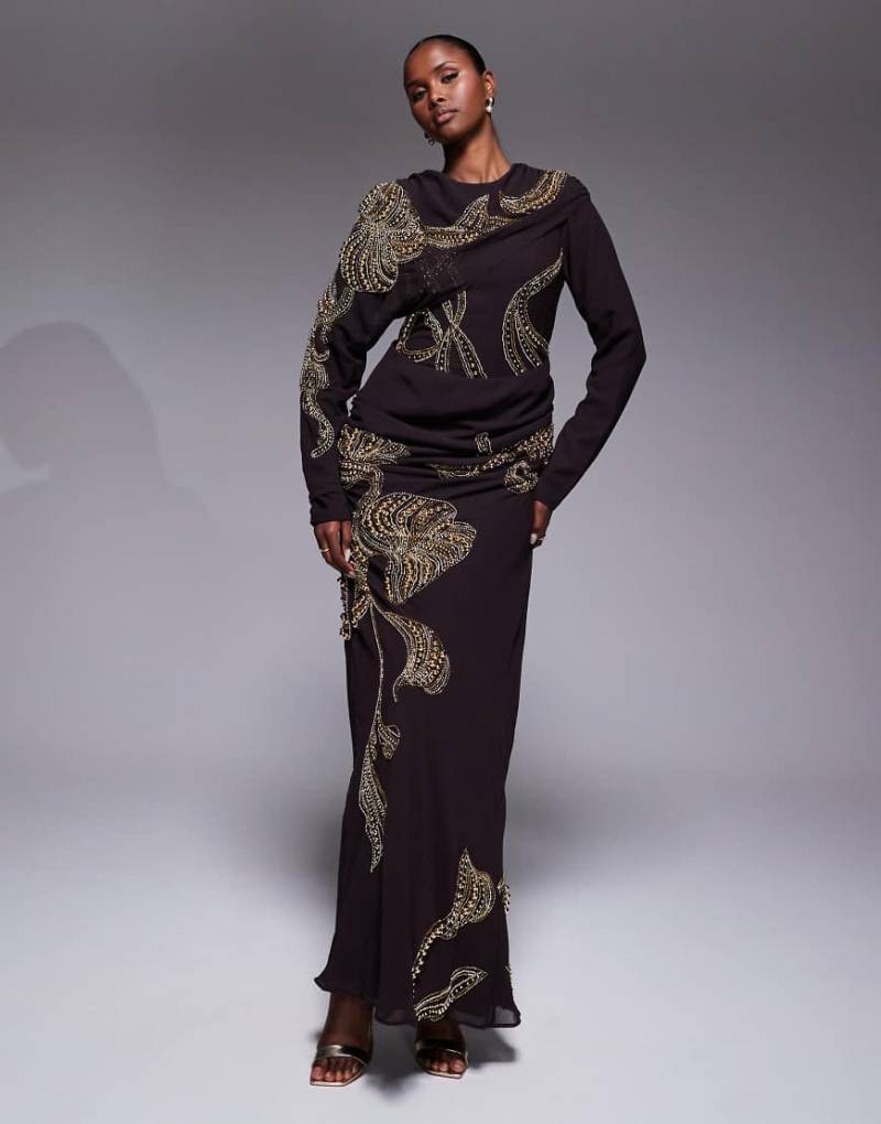 ASOS DESIGN - Plissiertes Maxikleid in Schokobraun mit drapierter Schulterpartie und Verzierung-Brown von ASOS DESIGN