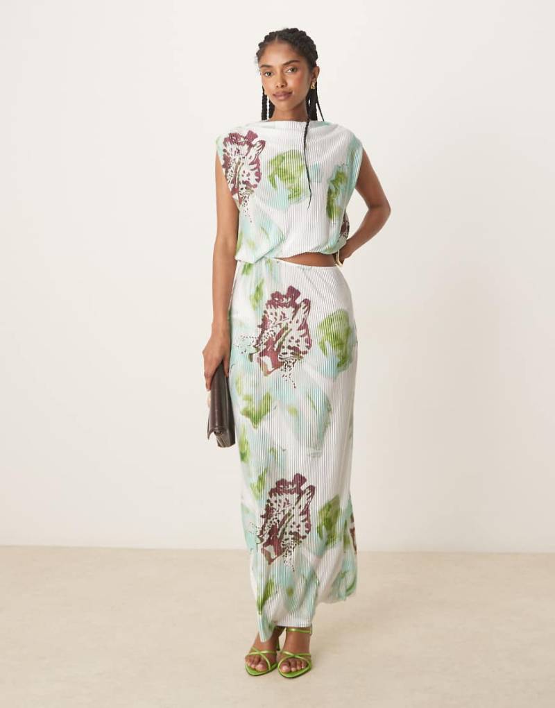 ASOS DESIGN - Plissiertes Maxikleid mit Orchideenprint und Zierausschnitt-Detail-Bunt von ASOS DESIGN