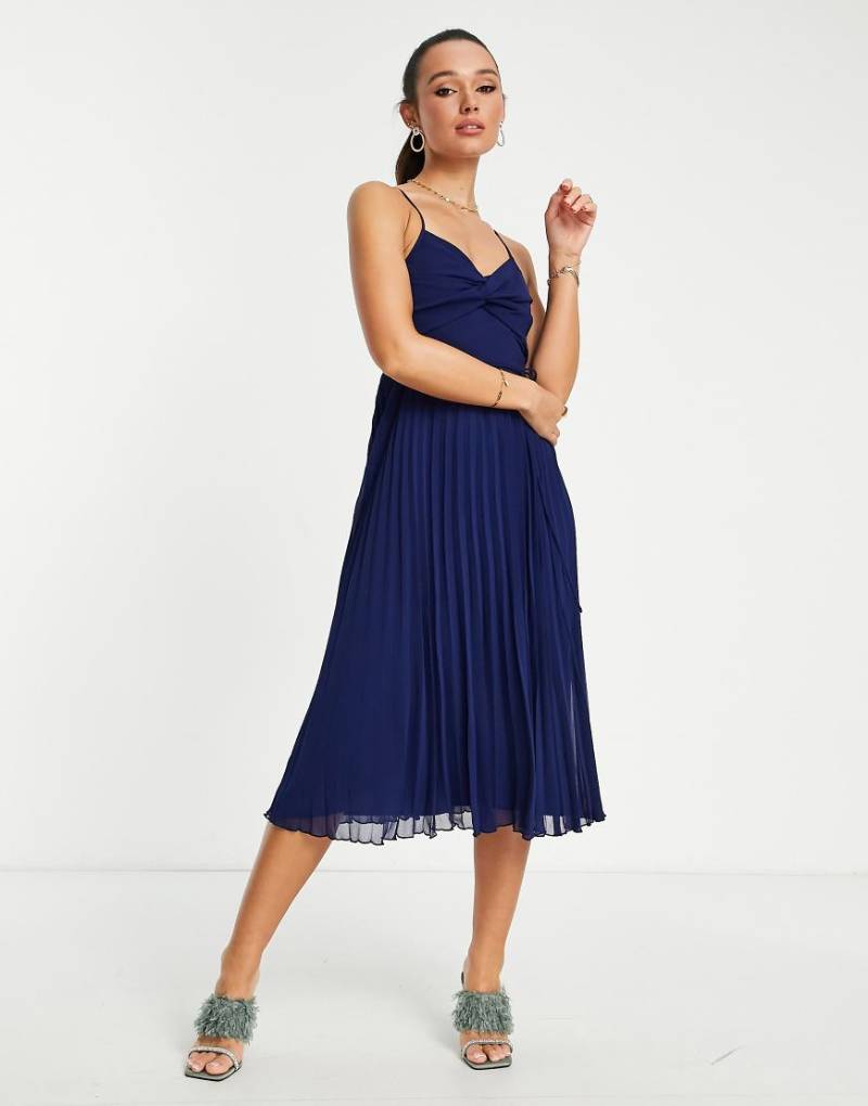 ASOS DESIGN - Plissiertes Midi-Trägerkleid in Marineblau mit Gürtel und verdrehter Vorderseite von ASOS DESIGN