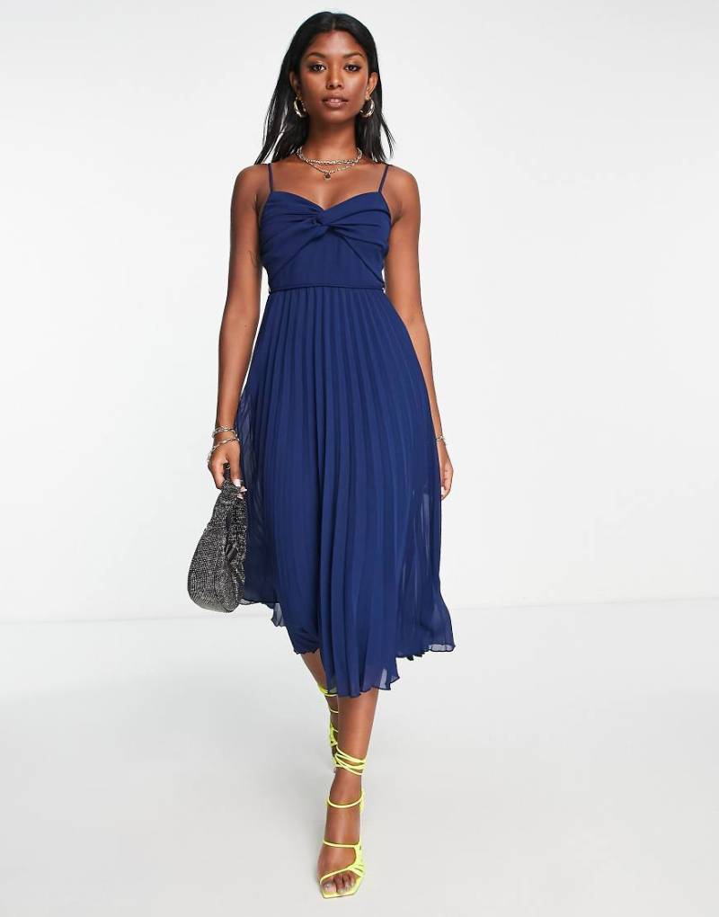 ASOS DESIGN - Plissiertes Midi-Trägerkleid in Marineblau mit Gürtel und verdrehter Vorderseite von ASOS DESIGN