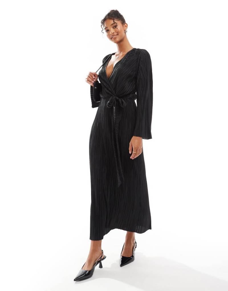 ASOS DESIGN - Plissiertes Midi-Wickelkleid in Schwarz mit gebundener Vorderseite und weiten Ärmeln von ASOS DESIGN