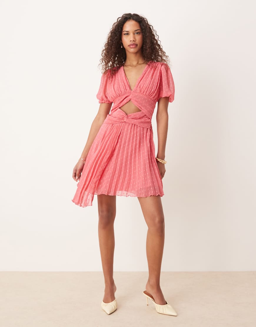 ASOS DESIGN - Plissiertes Minikleid in Korallrosa mit V-Ausschnitt und zwei verdrehten Details vorne von ASOS DESIGN