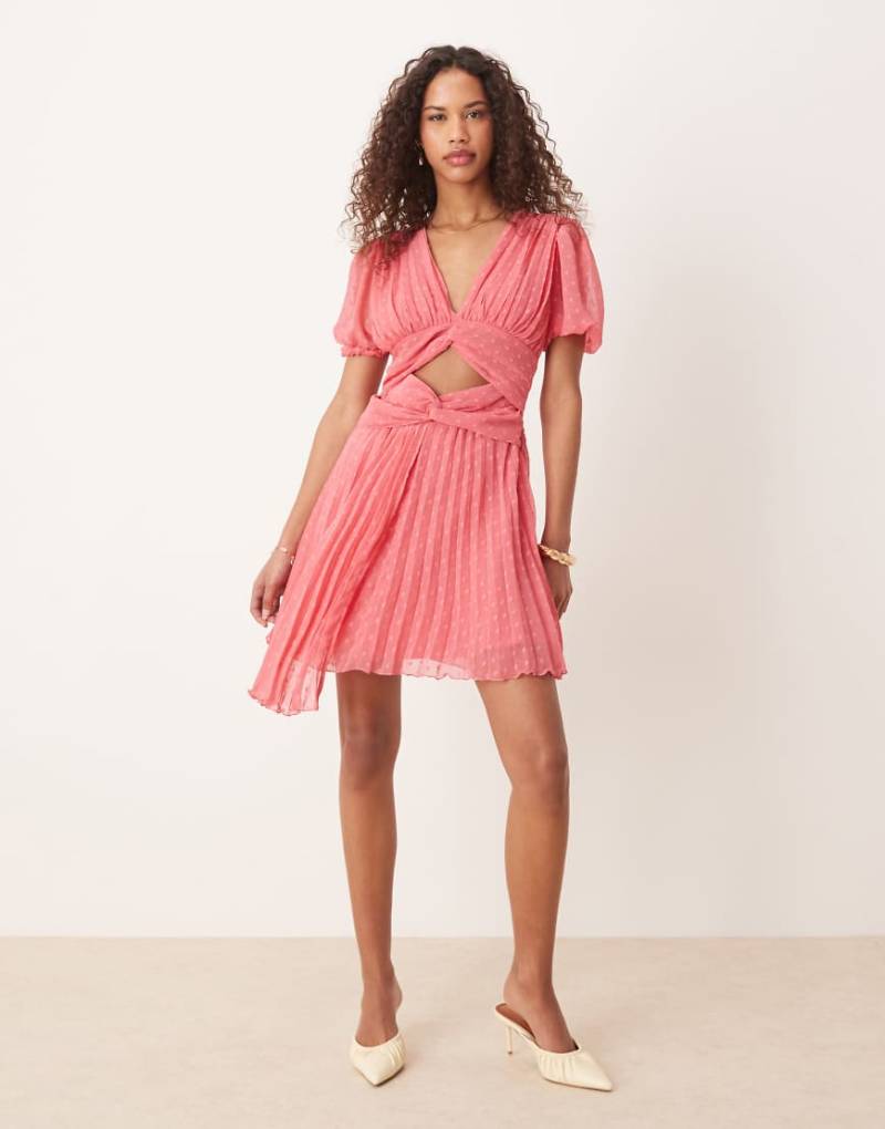 ASOS DESIGN - Plissiertes Minikleid in Korallrosa mit V-Ausschnitt und zwei verdrehten Details vorne von ASOS DESIGN