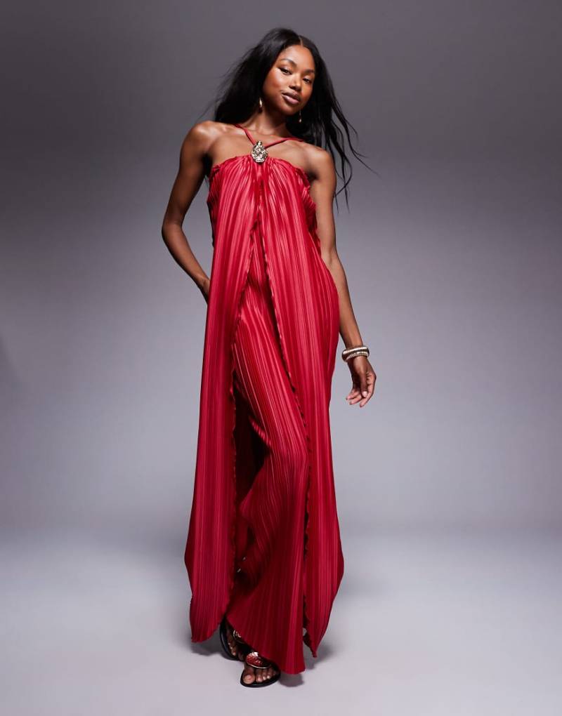 ASOS DESIGN - Plissiertes Neckholder-Maxikleid in Rot mit drapiertem Detail und goldfarbenem Austern-Design von ASOS DESIGN