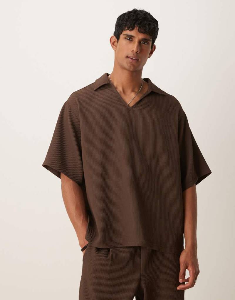 ASOS DESIGN - Plissiertes Oversize-Polohemd in Braun mit Reverskragen von ASOS DESIGN