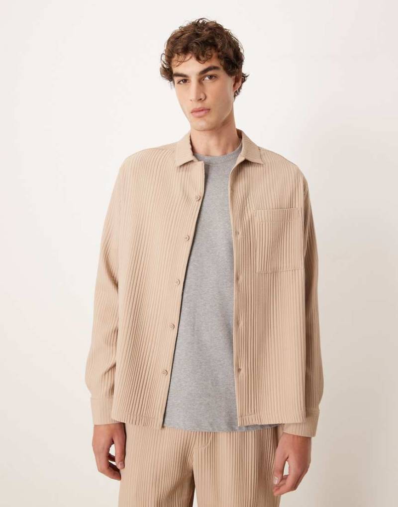 ASOS DESIGN - Plissiertes Relaxed-Fit-Hemd in Beige mit Reverskragen, Kombiteil-Neutral von ASOS DESIGN