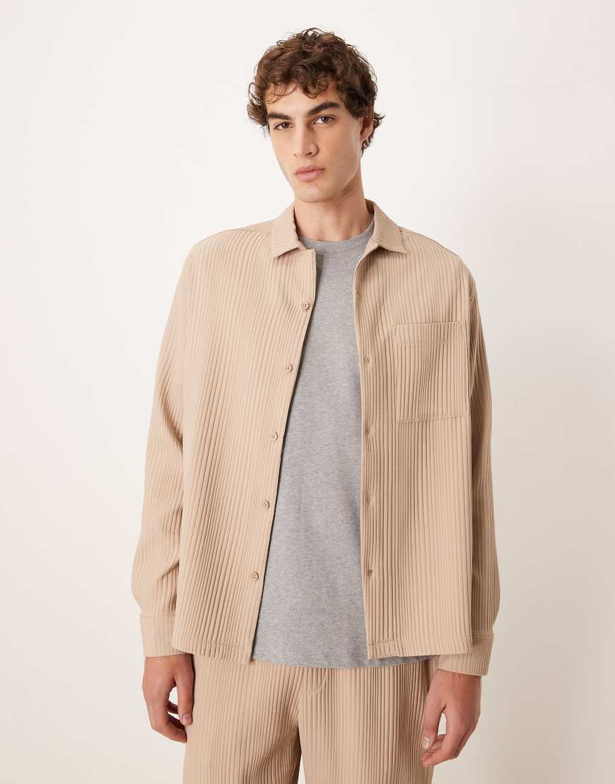 ASOS DESIGN - Plissiertes Relaxed-Fit-Hemd in Beige mit Reverskragen, Kombiteil-Neutral von ASOS DESIGN