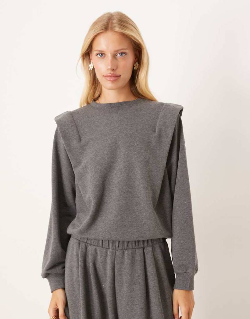 ASOS DESIGN - Plissiertes Sweatshirt in Dunkelgrau mit auffälliger Schulterpartie von ASOS DESIGN